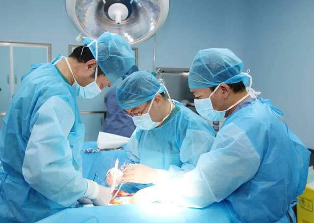 胃癌晚期该手术切除吗