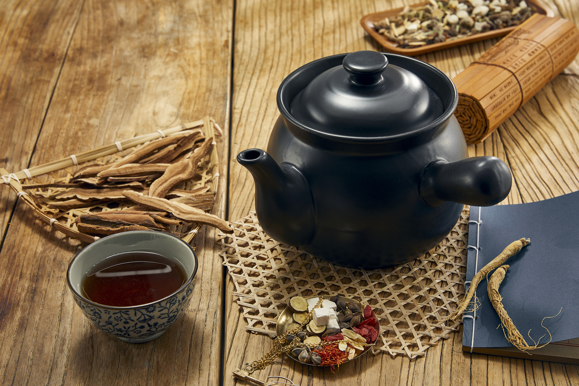 摄图网_501578404_中药壶和中药材(企业商用).jpg