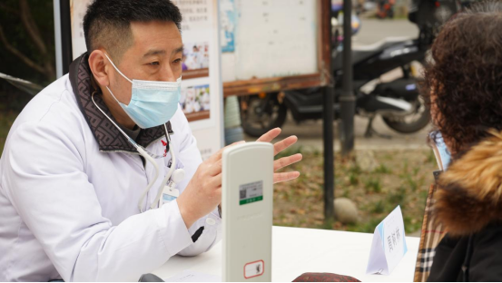 暖冬行动！成华东区医院周树林院长深入社区开展惠民义诊活动图片